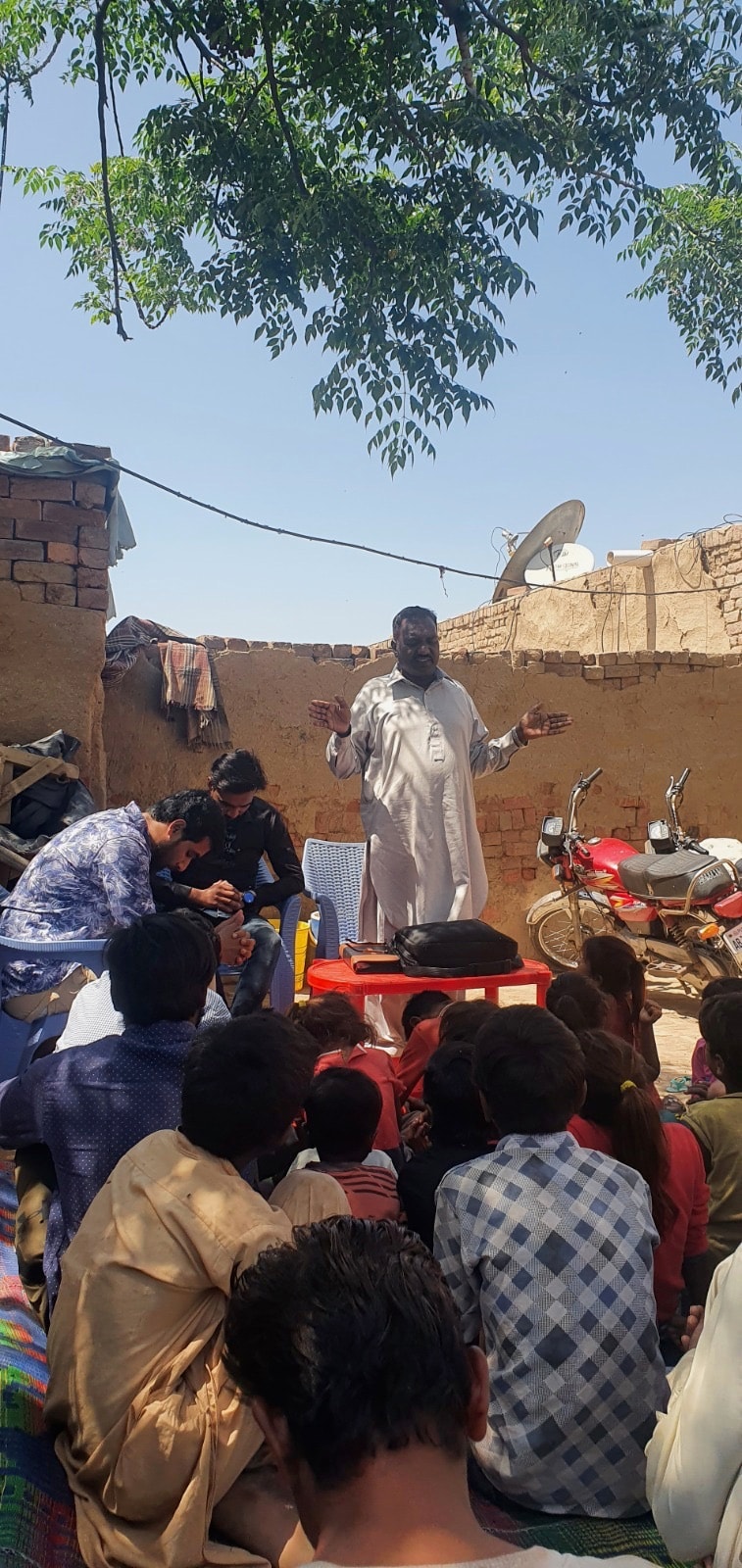 Pakistan ministry moment of prayer and connection