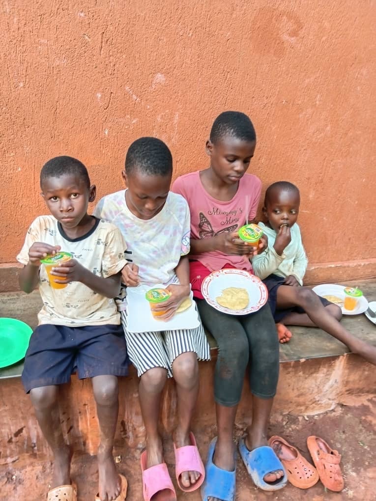 Children eating together at the Uganda ministry